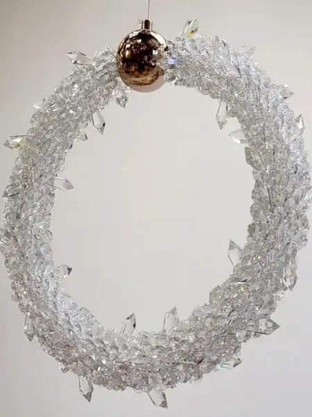 Lampa Wisząca Kryształowa Złota ICE XS w saloniku, podkreślająca elegancję przestrzeni. Produkty od Primavera Home.