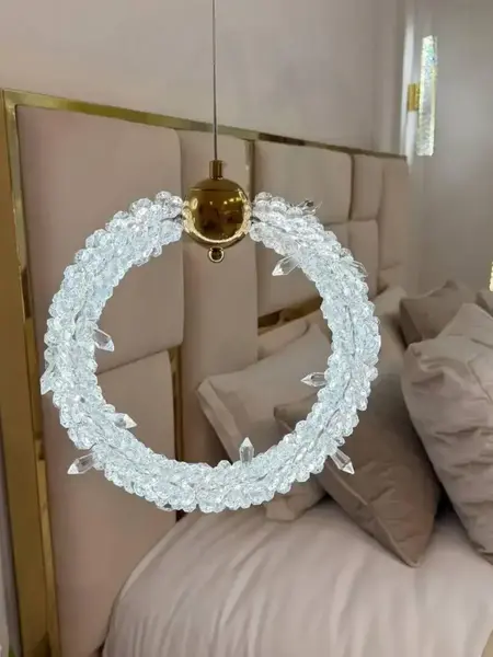 Lampa Wisząca Kryształowa Złota ICE XS w ujęciu z przodu. Ekspozycja w salonie z oświetleniem od Primavera Home.