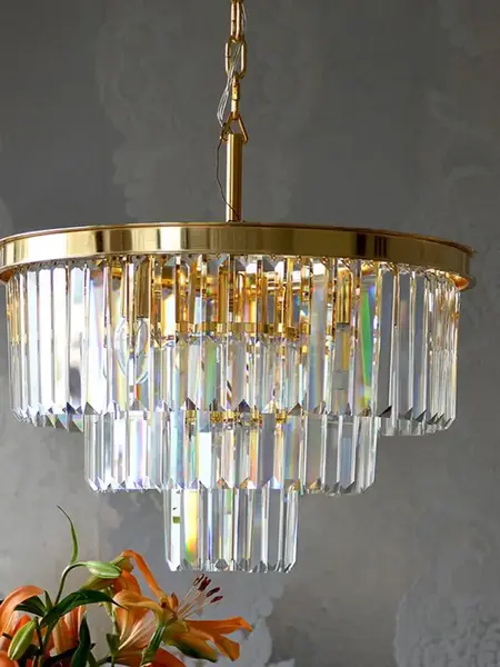 Plafon Kryształowy GLAMOUR Złoty Ø50cm wywołujący efekt kumulacji światła w pomieszczeniu. Aranżacja nowoczesnego wnętrza od Primavera Home.