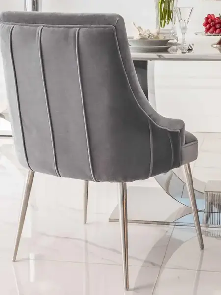 Krzesło DIANA Glamour na tle innych mebli w eleganckim wnętrzu. Ekspozycja w salonie od Primavera Home.