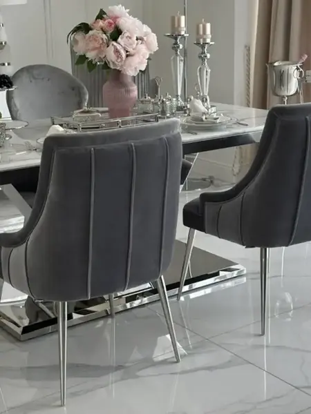 Krzesło DIANA Glamour w białym pomieszczeniu, doskonale podkreślające nowoczesny styl. Ekspozycja w salonie od Primavera Home.
