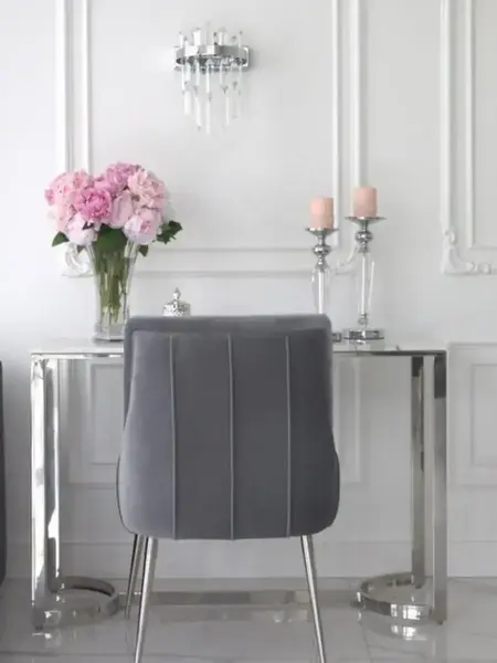 Krzesło DIANA Glamour w przytulnym wnętrzu, idealne do relaksu. Ekspozycja w salonie od Primavera Home.
