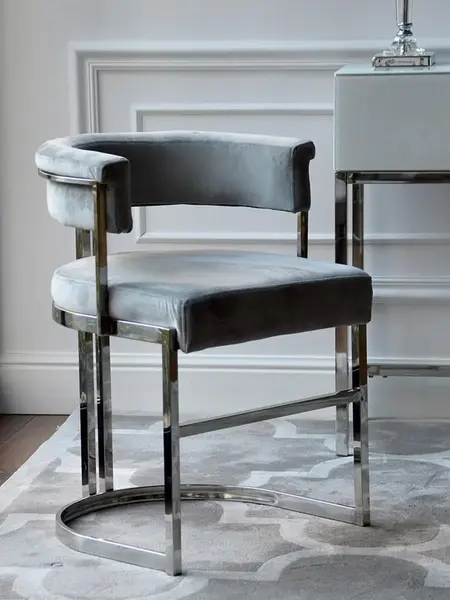 Perspektywa luksusowego krzesła MARCO w eleganckim wnętrzu domu, przedstawiona przez Primavera Home.