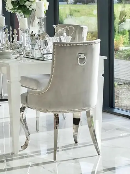 Widok na siedzisko krzesła, które zapewnia komfort i elegancję. Ekspozycja w salonie od Primavera Home.