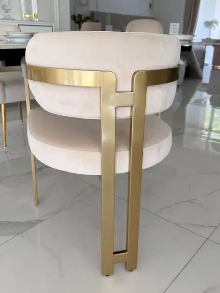Cały zestaw z Designerskim Krzesłem Romeo – Styl Włoski. Ekspozycja w salonie od Primavera Home.