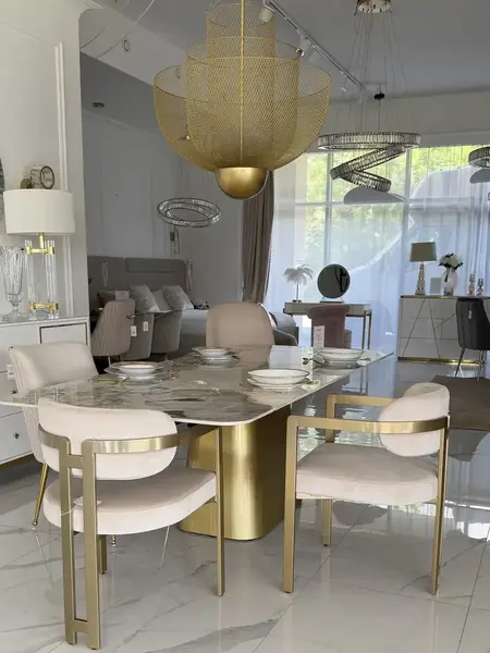 Widok z tyłu Designerskiego Krzesła Romeo – Styl Włoski. Aranżacja nowoczesnego wnętrza od Primavera Home.