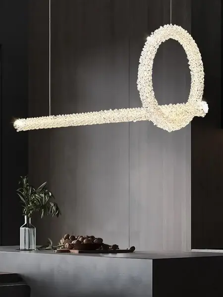 Lampę Kryształową Podłużną LED Nad Stół można zobaczyć w showroomie. Ekspozycja w salonie od Primavera Home.