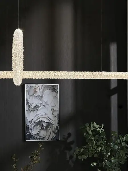Lampa Kryształowa Podłużna LED Nad Stół w nieformalnym ujęciu, idealna do każdego stylowego wnętrza. Meble na zamówienie od Primavera Home.