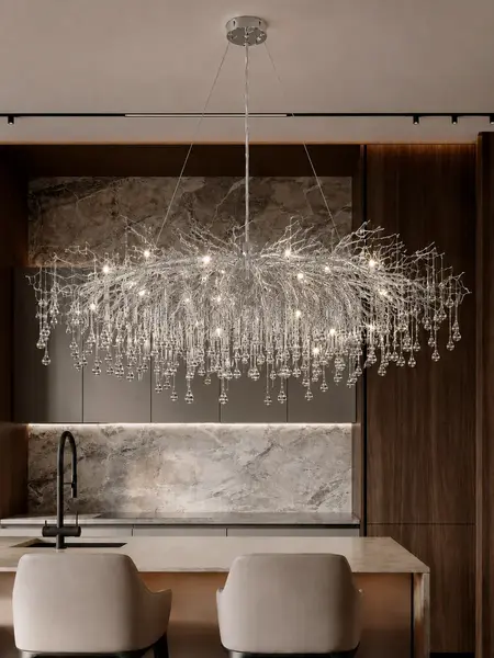 Zbliżenie na designerskie kropelki kryształowe lampy. Stylowe oświetlenie od Primavera Home.