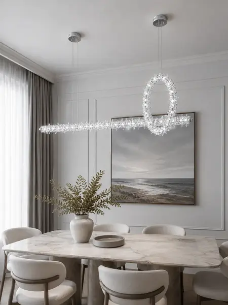 Czysty widok całego zestawu, w tym Lampy Kryształowej Podłużnej LED Nad Stół w eleganckim wnętrzu. Aranżacja nowoczesnego wnętrza od Primavera Home.