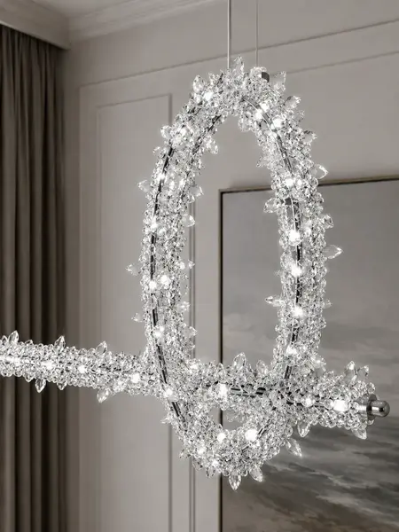 Lampa Kryształowa Podłużna LED Nad Stół w jasnym wnętrzu, dodaje blasku i elegancji. Aranżacja nowoczesnego wnętrza od Primavera Home.