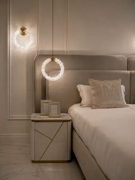 Lampa Wisząca Kryształowa Złota ICE XS uchwycona z boku, doskonała do aranżacji nowoczesnego wnętrza od Primavera Home.