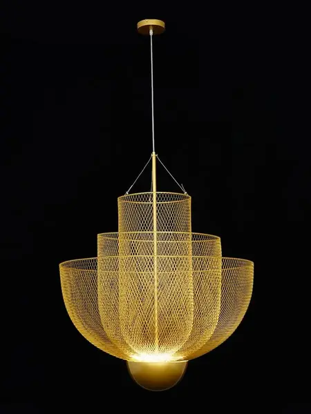 Układ światła lampy wiszącej złotej Florencja w przyjemnej przestrzeni. Oświetlenie na zamówienie od Primavera Home.