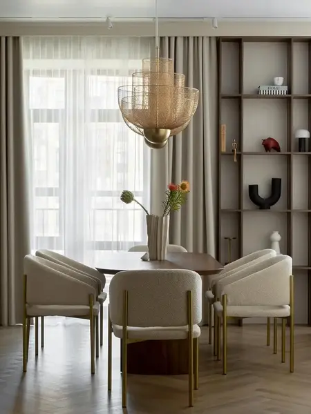 Lampa wisząca złota Florencja w białym, minimalistycznym wnętrzu. Ekspozycja w salonie od Primavera Home.