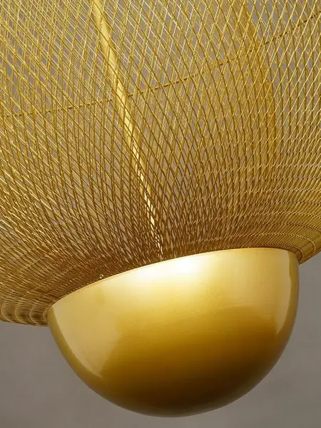 Widok lampy wiszącej złotej Florencja z perspektywy stołu. Ekspozycja w salonie od Primavera Home.