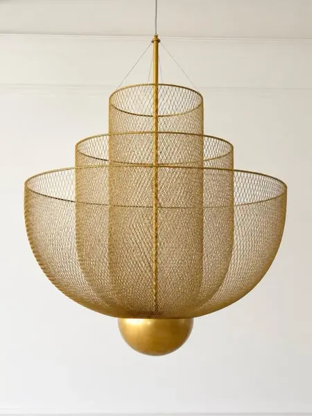 Lampa wisząca złota Florencja w ujęciu z przodu. Oświetlenie na zamówienie od Primavera Home.