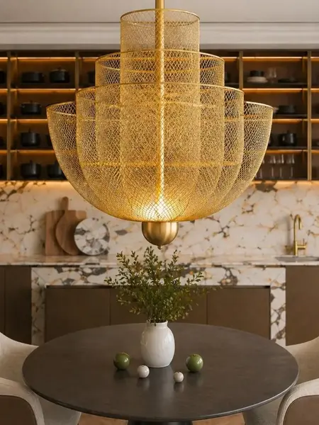 Lampa wisząca złota Florencja umieszczona w jasnym wnętrzu. Ekspozycja w salonie od Primavera Home.