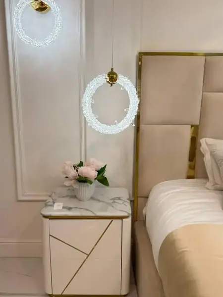 Lampa Wisząca Kryształowa Złota ICE XS w aranżacji z dodatkami, tworząc nowoczesne wnętrze z produktami Primavera Home.