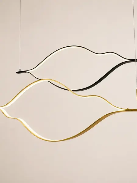 Nowoczesny Żyrandol Wave Czarny – Designerska Lampa Fala LED w nocnej aranżacji wnętrza, oferowana przez Primavera Home.