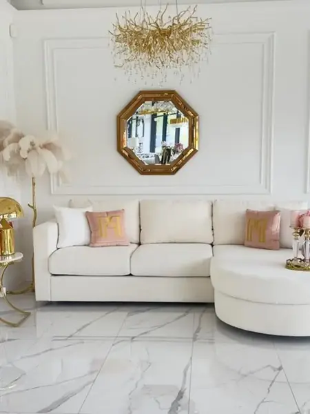 Widok na aksamitny narożnik glamour półokrągły PARIS zza kotary. Meble na zamówienie od Primavera Home.