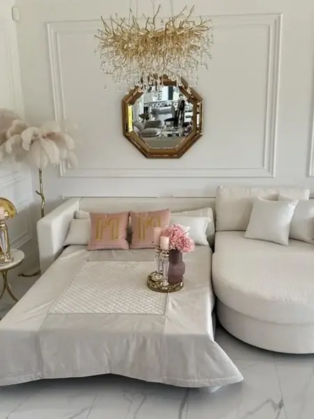 Aksamitny narożnik glamour półokrągły PARIS z ozdobnymi poduszkami w aranżacji. Aranżacja nowoczesnego wnętrza od Primavera Home.