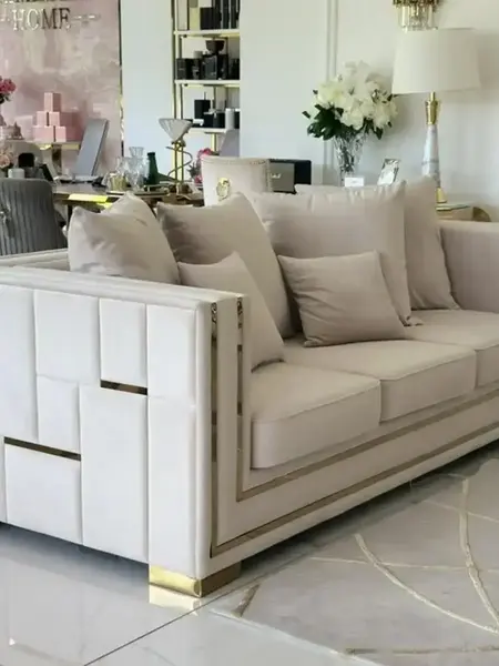 Złota Sofa Rozkładana Palace – Nowoczesna i Ekskluzywna detal myślący o kobietach, eleganckie meble od Primavera Home.