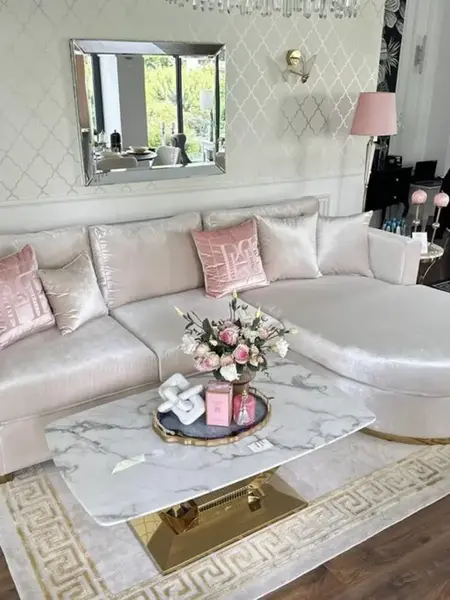 Atmosfera relaksu z aksamitnym narożnikiem glamour półokrągłym PARIS w centralnym punkcie. Ekspozycja w salonie od Primavera Home.