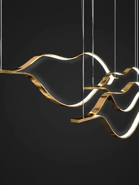 Złoty Żyrandol Nowoczesny Wave – Designerska Lampa Fala LED w ujęciu wieczornym, emitująca ciepłe światło. Oświetlenie na zamówienie od Primavera Home.