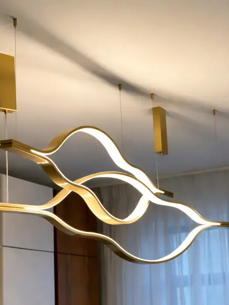 Złoty Żyrandol Nowoczesny Wave – Designerska Lampa Fala LED w ujęciu z przodu. Oświetlenie na zamówienie od Primavera Home.