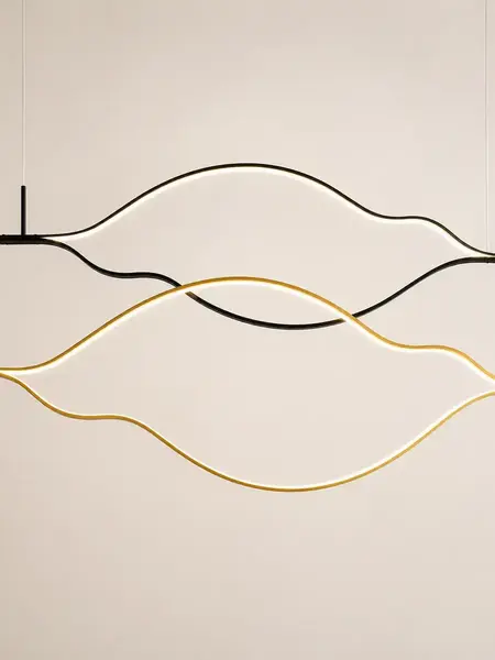 Złoty Żyrandol Nowoczesny Wave – Designerska Lampa Fala LED w mieszanym stylu wnętrz, podkreślająca swoją wszechstronność. Oświetlenie na zamówienie od Primavera Home.