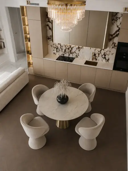 Plafon Kryształowy GLAMOUR Złoty Ø50cm w jasnym wnętrzu, które podkreśla jego blask. Aranżacja nowoczesnego wnętrza od Primavera Home.