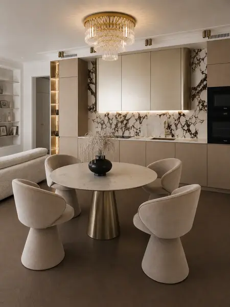 Widok na sufit z zamontowanym Plafonem Kryształowym GLAMOUR Złoty Ø50cm. Detal wykończenia od Primavera Home.