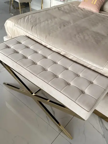 Widok na złoty krzyżak pufy, uwydatniający jej wyjątkowy styl. Oferta Primavera Home.