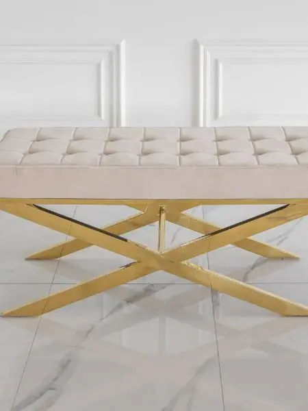 Detale welurze, z którego wykonana jest pufa, podkreślające jej wyjątkową jakość. Oferta Primavera Home.