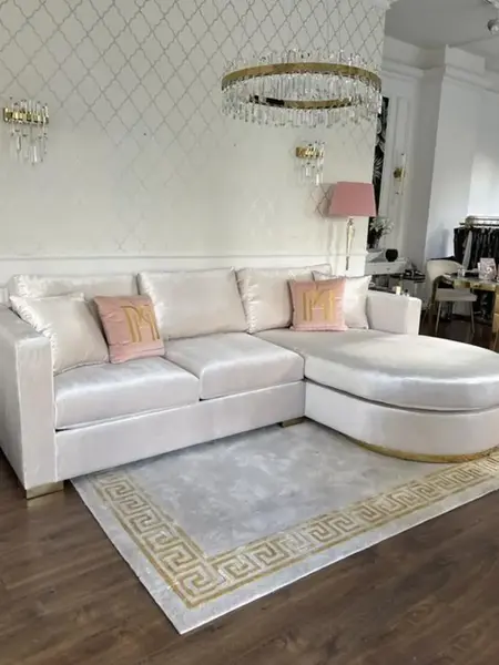 Widok aksamitnego narożnika glamour półokrągłego PARIS z analitycznym ujęciem. Meble na zamówienie od Primavera Home.
