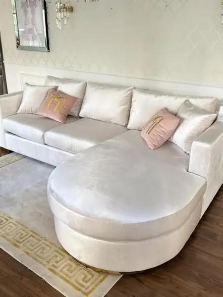 Jednostkowy widok aksamitnego narożnika glamour półokrągłego PARIS w nowoczesnej aranżacji. Ekspozycja w salonie od Primavera Home.