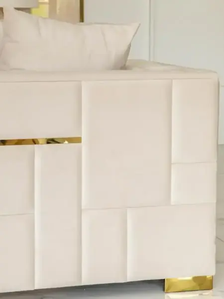Złota Sofa Rozkładana Palace – Nowoczesna i Ekskluzywna w nowoczesnej aranżacji, idealna dla wyjątkowych przestrzeni od Primavera Home.
