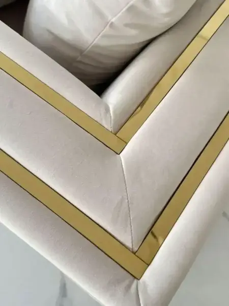 Złota Sofa Rozkładana Palace – Nowoczesna i Ekskluzywna z odległości od ściany, wystrój nowoczesnego wnętrza od Primavera Home.