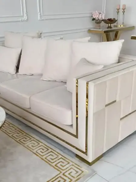 Złota Sofa Rozkładana Palace – Nowoczesna i Ekskluzywna widok z dolnego punktu, efektowne meble na zamówienie od Primavera Home.