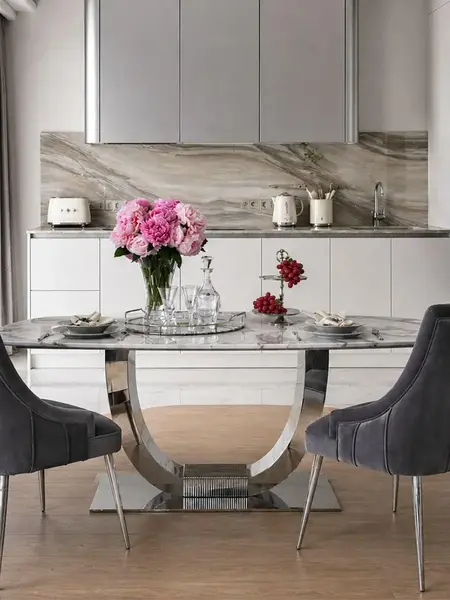 Stół Nowoczesny Glamour z marmurowym blatem w jasnym wnętrzu, prezentujący elegancję i styl od Primavera Home.