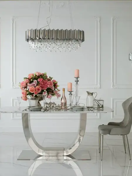 Stół Nowoczesny Glamour z marmurowym blatem w kolorze srebrnej stali, podkreślając elegancję mebla od Primavera Home.