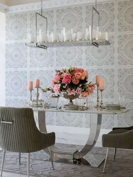 Stół Nowoczesny Glamour z marmurowym blatem w otoczeniu dekoracji, idealny do stylowego wnętrza od Primavera Home.