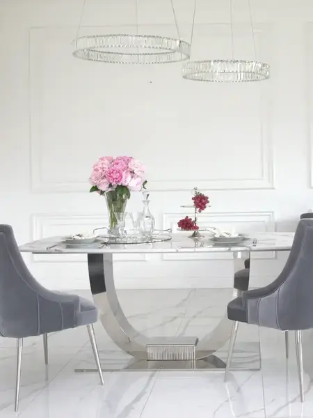 Stół Nowoczesny Glamour z marmurowym blatem połączony z czarnymi krzesłami, tworzący stylową aranżację od Primavera Home.