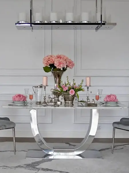 Nowoczesne wystawienie stołu Nowoczesny Glamour z marmurowym blatem, ukazujące jego design od Primavera Home.
