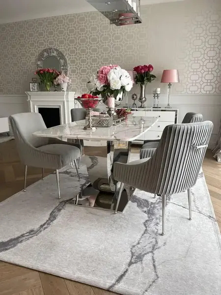 Stół Nowoczesny Glamour z marmurowym blatem przy strefie jadalnej, idealny do codziennych posiłków od Primavera Home.