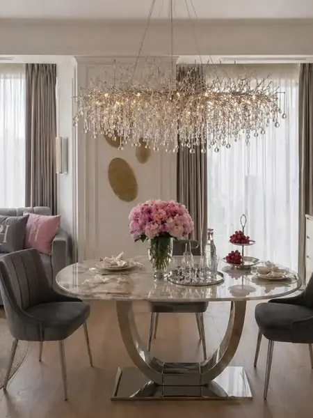 Widok z różnych ujęć stołu Nowoczesny Glamour z marmurowym blatem, eksponujący jego design od Primavera Home.