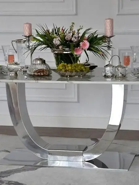 Stół Nowoczesny Glamour z marmurowym blatem zestawiony z drewnianymi krzesłami, tworząc elegancką aranżację od Primavera Home.