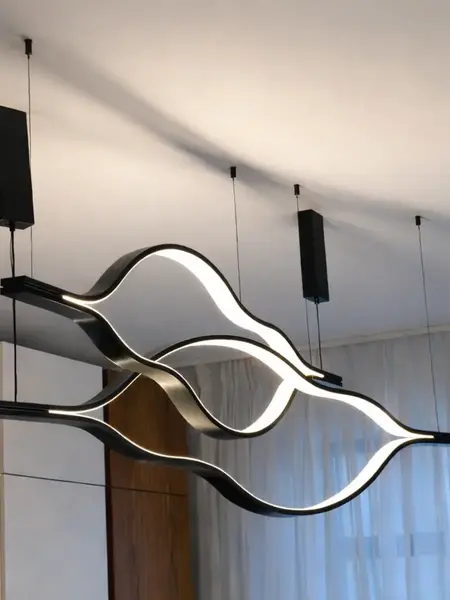 Perspektywiczne ujęcie Nowoczesnego Żyrandola Wave Czarnego – Designerskiej Lampy Fala LED w nowoczesnym wnętrzu od Primavera Home.