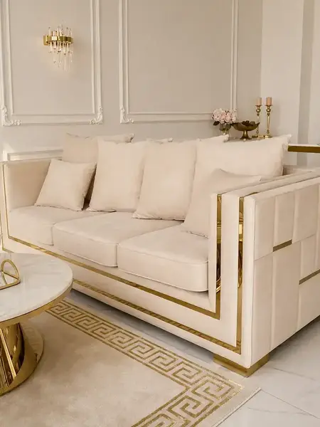 Złota Sofa Rozkładana Palace – Nowoczesna i Ekskluzywna w unikalnym ujęciu pod kątem, stylowe meble na zamówienie od Primavera Home.