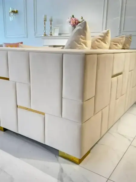 Złota Sofa Rozkładana Palace – Nowoczesna i Ekskluzywna w strefie relaksu, idealne rozwiązanie od Primavera Home.